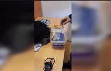 Хлопець сховав документи в їжу 