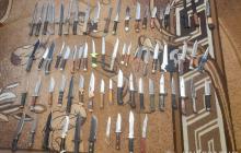 Мисливські ножі, вилучені поліцією у жителя Рахівщини 