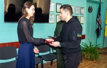 Оксані Смирновій вручають нагороду її загиблого чоловіка