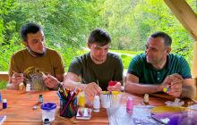 Військовослужбовці малюють на природі