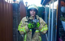 ДСНСник тримає на руках врятованого кота 