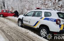 Жінці допомогли поліційські 