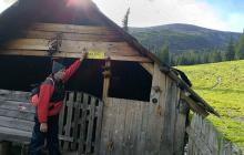 Такі будиночки в горах можуть виявитися єдиним порятунком для туриста взимку 