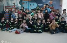 Наталія Батир разом з першачками ужгородського ліцею 