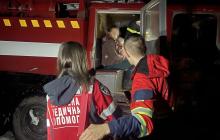 Бригада медиків біля пожежної машини, яка їх доправила до місця виклику 