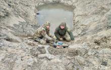 Поліціянти із Закарпатської області на місці виявлення вибухонебезпечного предмету на Харківщині 