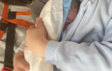 Новонароджених хлопчик разом з мамою в машині "швидкої"