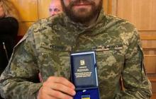 Військовий Андрій Ткачук з нагородою «За розвиток Закарпаття»
