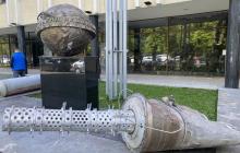 Залишки Іскандеру розміщені біля ректорату Ужгородського Національного університету