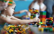 Дитина складає конструктор