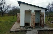 Надвірна вбиральня