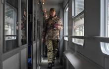 Військовослужбовиця в поїзді