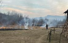 Спалювання сухої трави, село Лази