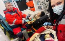 Медики з пацієнткою та немовлям