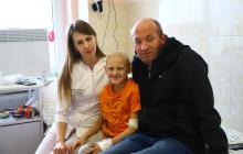 Хлопчик з батьком та лікарями