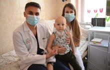 Хлопчик з лікарями