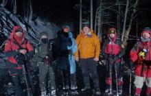 Врятовані туристи з рятувальниками