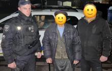 Посередині чоловік, якого шукали правоохоронці