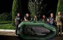 Затримані порушники з човном