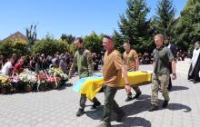 У Мукачеві прощаються з воїном Іваном Лешаничем