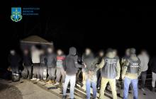 Вантажівка з піском і затримані порушники