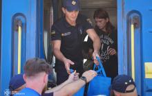 Рятувальники та волонтери зустрічають евакуйованих людей