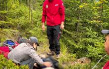 Чоловіку надають допомогу рятувальники