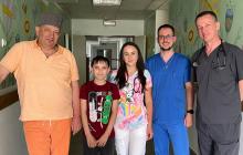 Хлопчик з лікарями