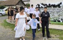 Ростислав разом з вчителькою та поліцейською