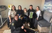 Поліцейські з Віталієм та його родиною