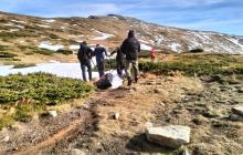 Рятувальники в горах транспортують загиблих