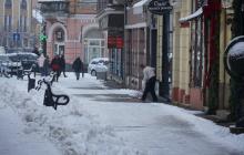 Ужгородці чистять вулиці від снігу, 6 січня