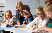 Учителька з учнями