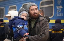 На пероні у Мукачеві зустрічають евакуаційний поїзд 