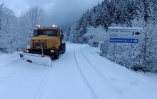 Снігоочисна техніка під час роботи після сильного снігопаду на Закарпатті