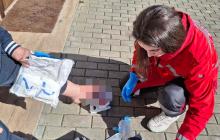 Медики надають допомогу пацієнту