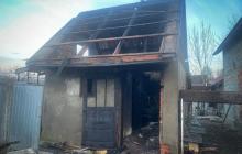 Надвірна споруда після пожежі