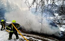 Пожежники гасять пожежу в селі Костилівка 