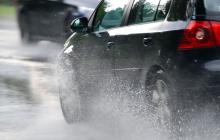 Автомобіль їде на швидкості
