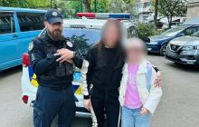 Дівчинка з матір'ю та інспектором