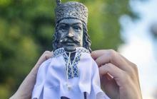 Вбрані у вишиванки мініскульптури у Мукачеві