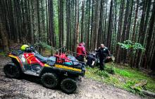 Рятувальник надають допомогу травмованій