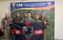 Лідер гурту «Океан Ельзи» з бійцями 128-ї бригади 