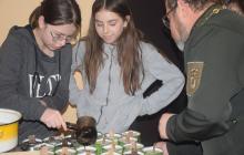 Військовий капелан Віктор Худяк разом з дітьми виготовляють окопні свічки