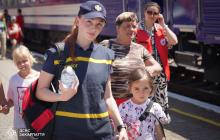 Діти на вокзалі з психологом ДСНС