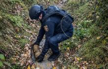 На Воловеччині жінка знайшла на узбіччі дороги старий снаряд