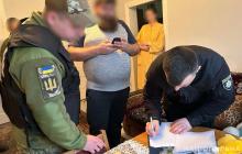 Чоловік поширювава комуністичну символіку 