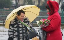 В Ужгороді до Дня всіх закоханих провели соціальну акцію: перехожим дарували кві
