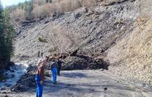 Біля Драгобрату зсув каміння та грунту перекрив лісову дорогу