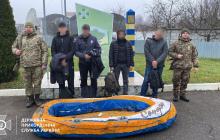 На цьому човні чотири чоловіки намагалися переплисти бурхливу Тису 